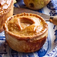 Load image into Gallery viewer, Pork, Pheasant &amp; Caramelised Onion Small Pie
